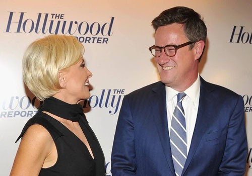 Joe Scarborough và Mika Brzezinski (trái) bị ông Trump thóa mạ trên mạng xã hội Twitter. Ảnh: CNN.