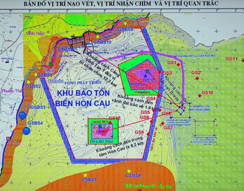 Bản đồ vị trí nhận chìm bùn xuống biển cách tâm Khu bảo tồn Hòn Cau 8 km và cách vành đai bảo vệ khu bảo tồn này 2 km. 