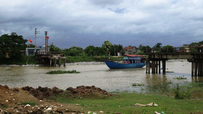 Cầu sông Hoàng sau khi bị chiếc tàu đâm sập.