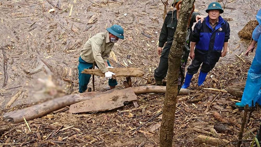 Lực lượng cứu hộ làm thủ tục nhận dạng rồi vớt cháu Lê Bống về an táng