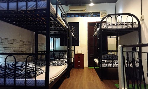 Một dorm cho thuê 150.000 đồng một giường một đêm tại TP HCM được cải tạo lại từ một căn nhà phố cũ diện tích nhỏ, đang quảng bá trên nhiều trang thông tin đặt phòng cho khách du lịch. Ảnh: N.T