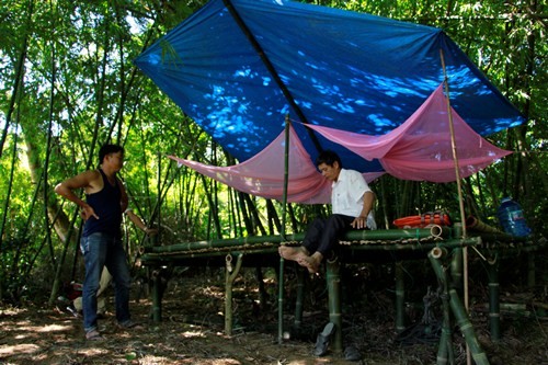 Người dân thôn Hạ dựng lán trại canh cát tặc. Ảnh: Võ Thạnh.