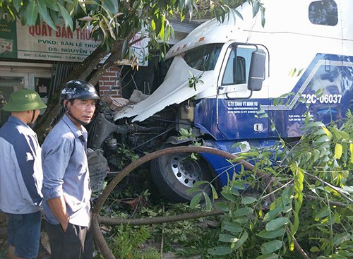 Xe container đâm vào quầy bán thuốc tây khiến hỏng hóc nặng. Ảnh: Đ.H