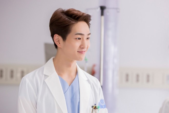 Onew được đánh giá cao khi tham gia Hậu duệ mặt trời.