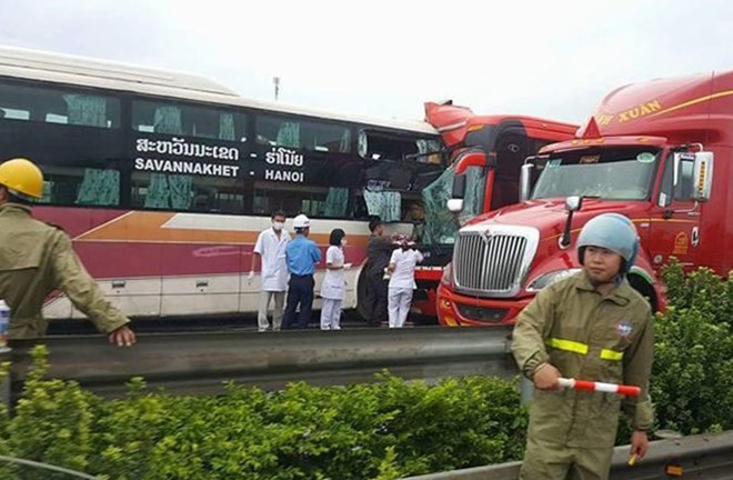 Hiện trường vụ tai nạn khiến phần đầu và đuôi hai xe hư hỏng nặng. Ảnh: Anh Tuấn.