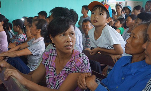 Hàng trăm người dân kéo về hội trường UBND xã Quảng Phúc tham dự đối thoại. Ảnh: Lê Hoàng.