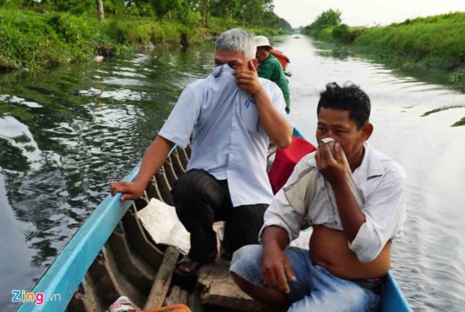 Những người vào kênh thẻ 25 phải bịt mũi vì không chịu nổi mùi hôi thối. Ảnh: Việt Tường.