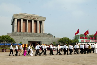 Nhân dân vào Lăng viếng Bác