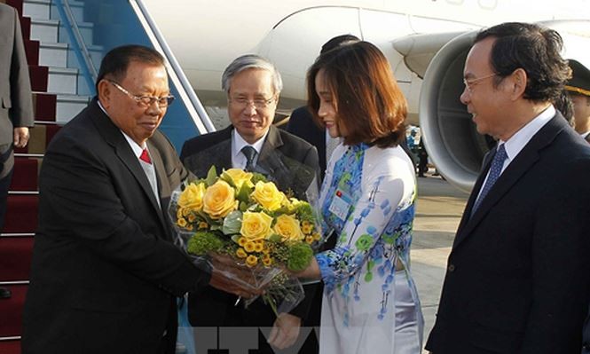 Ủy viên Bộ Chính trị, Thành viên Thường trực Ban Bí thư, Chủ nhiệm Uỷ ban Kiểm tra Trung ương Trần Quốc Vượng đón Tổng Bí thư, Chủ tịch nước Lào Bounnhang Vorachith tại Sân bay Quốc tế Nội Bài. (Ảnh: Văn Điệp/TTXVN)