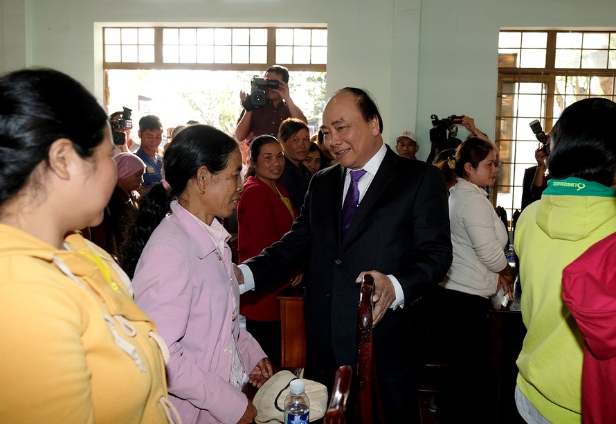 Thủ tướng Nguyễn Xuân Phúc cùng đồng bào xã Ea Tiêu, huyện Cư Kuin. - Ảnh: VGP/Quang Hiếu