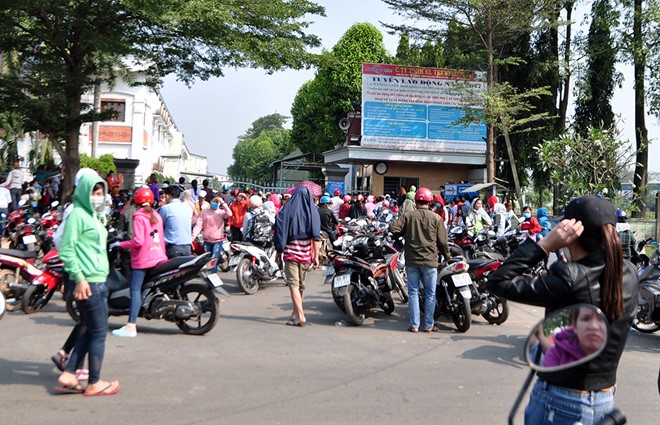 Khong duoc tra luong Tet, nghin cong nhan bao vay cong ty hinh anh 1 Công nhân tụ tập trước cổng công ty đòi lương. Ảnh: Ngọc An.