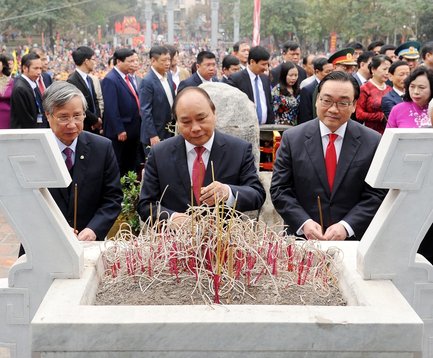 Thủ tướng Nguyễn Xuân Phúc và các đại biểu dâng hương, hoa tại Tượng đài Hoàng đế Quang Trung.