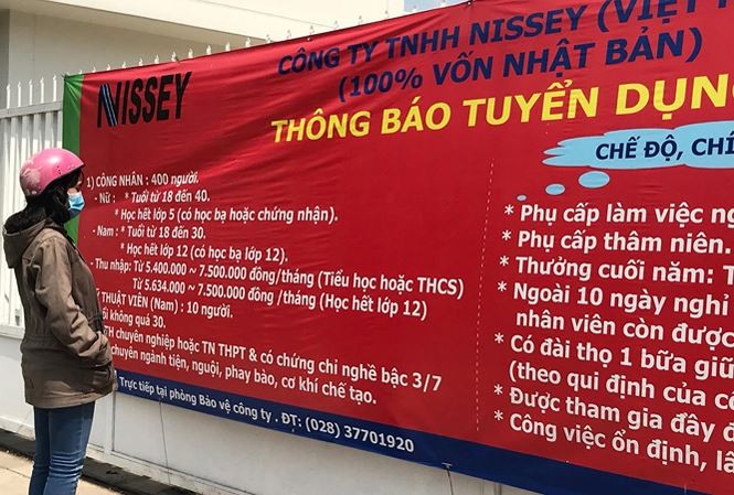 Nhiều doanh nghiệp “tung chiêu” tìm người lao động sau Tết. Ảnh: Văn Minh.