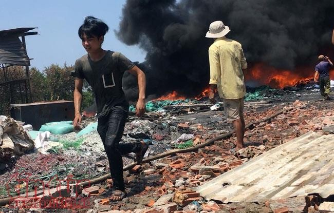 Người dân chạy ra ngoài khu vực cháy.