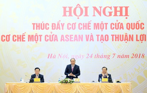 Thủ tướng chủ trì Hội nghị trực tuyến về "Thúc đẩy cơ chế một cửa quốc gia, cơ chế một cửa ASEAN và tạo thuận lợi thương mại”. Ảnh: VGP/Quang Hiếu