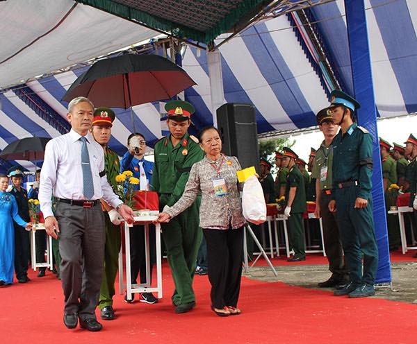 Bí thư Tỉnh ủy Đồng Nai Nguyễn Phú Cường di quách các anh hùng liệt sĩ trong trận đánh ngày 31.1.1968 ở Sân Bay Biên Hòa về cải táng tại nghĩa trang tỉnh Đồng Nai