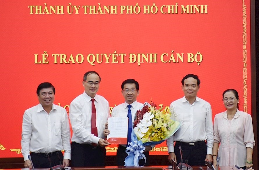 Các đồng chí: Bí thư Thành ủy TPHCM Nguyễn Thiện Nhân, Phó Bí thư Thường trực Thành ủy TPHCM Trần Lưu Quang, Chủ tịch UBND TPHCM Nguyễn Thành Phong, Chủ tịch HĐND TPHCM Nguyễn Thị Lệ chúc mừng đồng chí Dương Ngọc Hải.