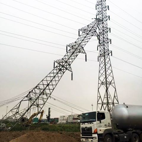 Cột 47 đường dây 220 KV Hải Phòng - Đình Vũ đổ nghiêng ngày 12/11. Ảnh: Tiền Phong.