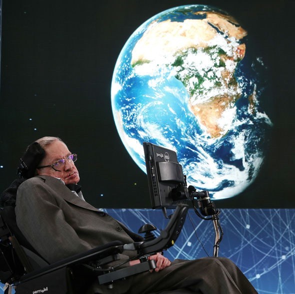 Nhà vật lý Stephen Hawking. Ảnh: AP.