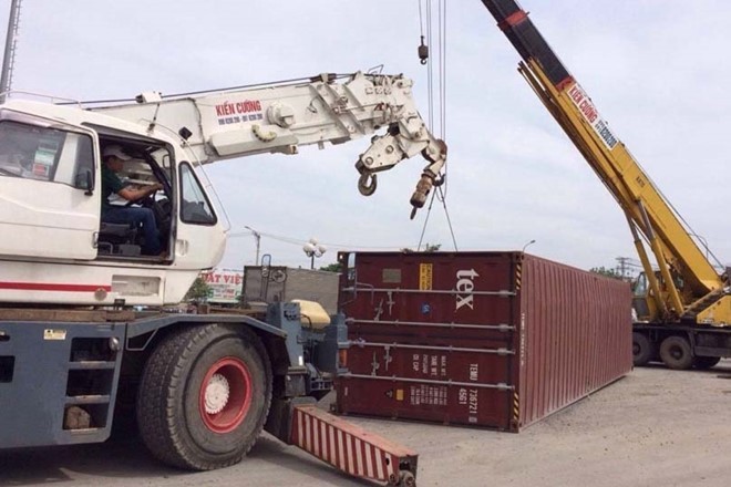 Thùng container văng giữa vòng xoay ở Sài Gòn. 