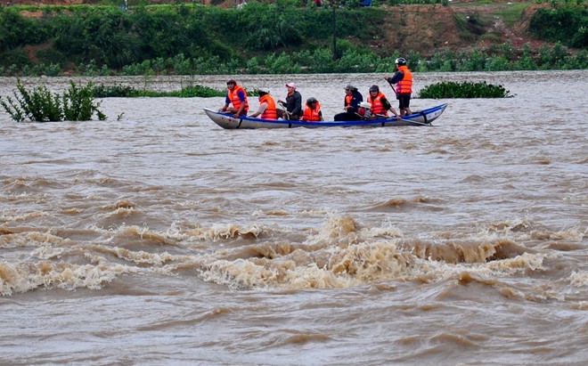 Các hồ chứa, nhà máy thủy điện đồng loạt xả lũ khiến nước dâng cao tràn về gây ngập vùng hạ lưu các tỉnh miền Trung. 