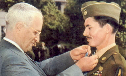 Tổng thống Mỹ Harry S. Truman trao huân chương danh dự cho Desmond Doss. Ảnh: Slate.fr