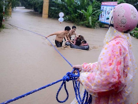 Các thanh niên địa phương hỗ trợ đưa cô và trò Trường Mẫu giáo An Hiệp (thôn Mỹ Phú 2) ra khỏi nơi bị ngập.