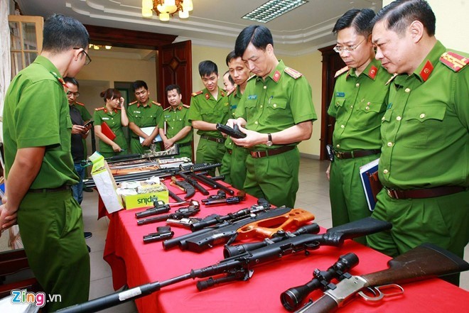 Ngày 16/8, Công an Hà Nội thông tin kết quả điều tra vụ án giết người xảy ra đêm 29/7, tại ngõ 850 đường Láng, quận Đống Đa, Hà Nội. Quá trình bắt giữ 4 người liên quan, cảnh sát đã thu nhiều vũ khí của nhóm nghi phạm gây án. 