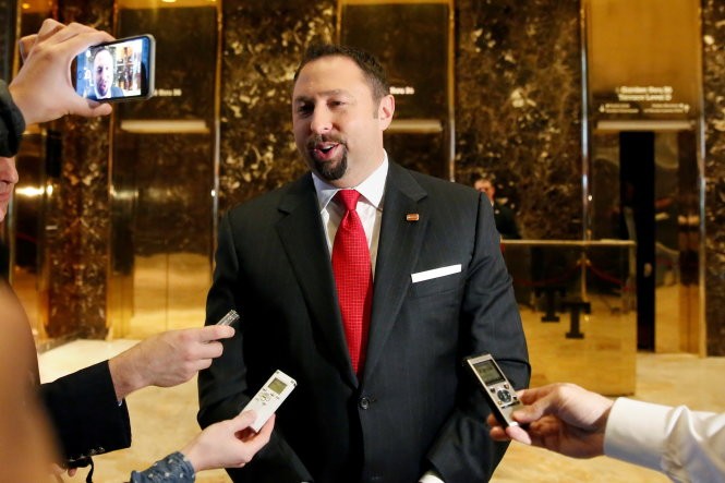 Ông Jason Miller trả lời truyền thông ở New York - Ảnh: Reuters