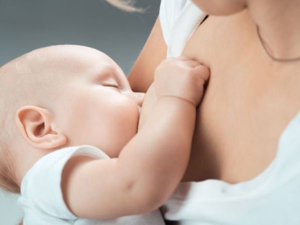 Ngoài việc cho trẻ bú, sữa mẹ còn có nhiều công dụng khác. Ảnh: Supermama.