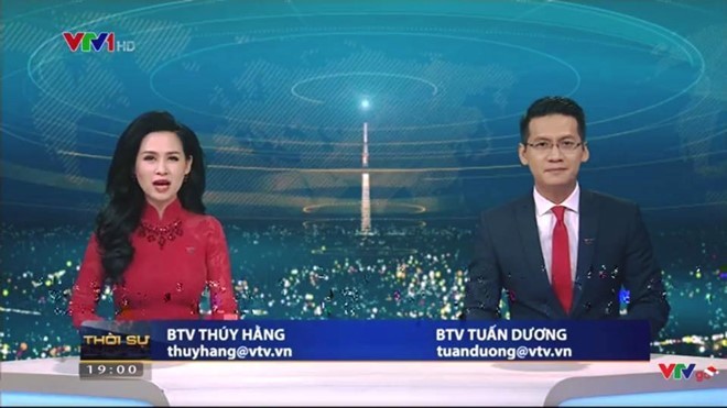 BTV Tuấn Dương dẫn chương trình thời sự cùng Thúy Hằng. Ảnh: FBNV.