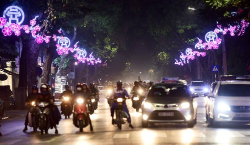 Chào đón năm mới 2017, Hà Nội trang trí đèn hoa không lòe loẹt và dày đặc như năm ngoái mà tập trung ở một số điểm nhấn.