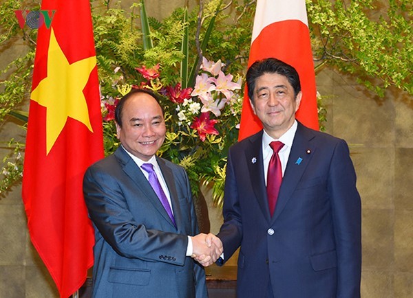 Thủ tướng Nguyễn Xuân Phúc gặp Thủ tướng Shinzo Abe gặp nhau trong chuyến thăm Nhật của Thủ tướng Phúc hồi tháng 5/2016. Ảnh: VOV.