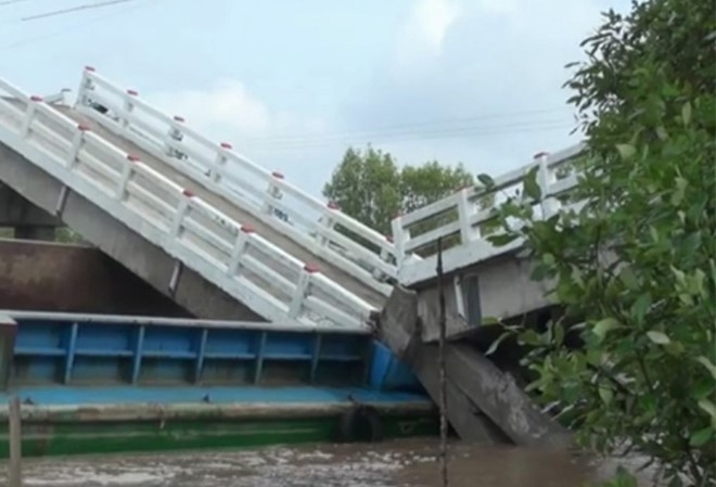 Hiện trường sà lan chở cát tông sập cầu ở Cà Mau.