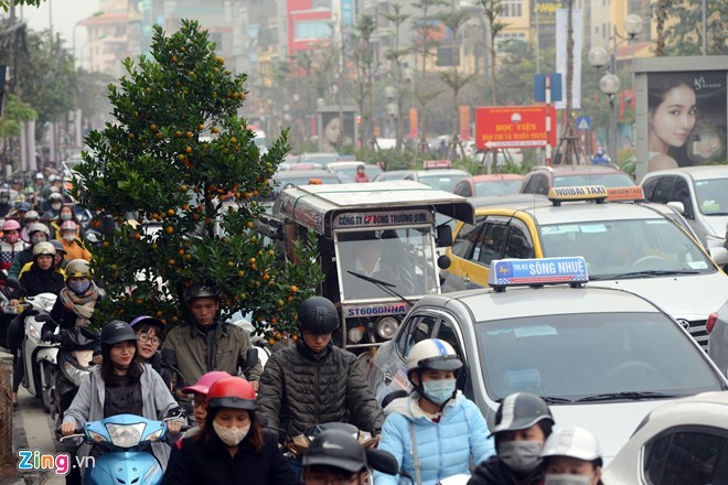 Một người chở quất thuê gặp khó tại nút giao Cầu Giấy - Xuân Thủy - Nguyễn Phong Sắc