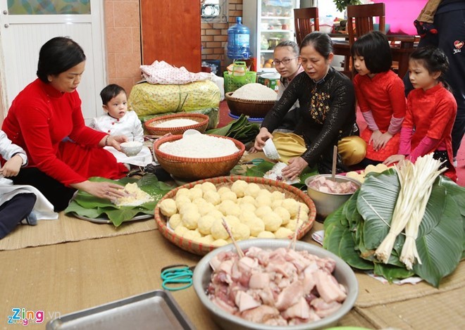 Đại gia đình cùng gói bánh chưng trước Tết. 