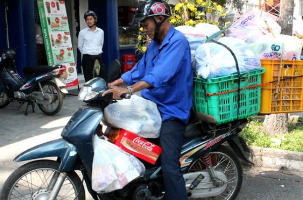 Shipper tăng giá, 'chảnh' với khách dịp sát Tết