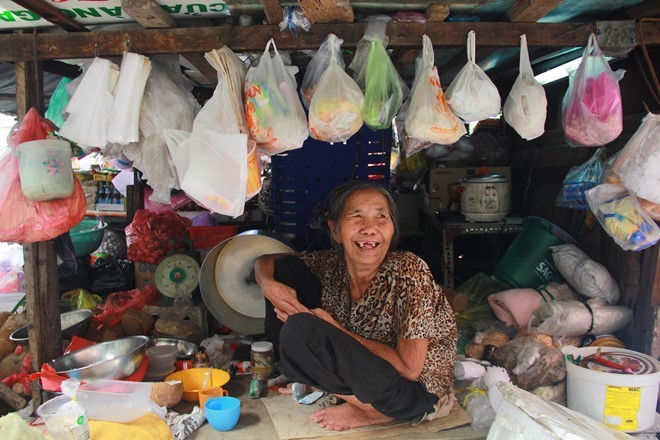 Ngày và đêm trong suốt hơn 80 năm cuộc đời của bà cụ Lương Ý gắn bó với Chợ Cũ. 