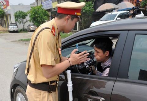 Ngày Tết, uống bao nhiêu rượu bia sẽ bị phạt khi lái xe?