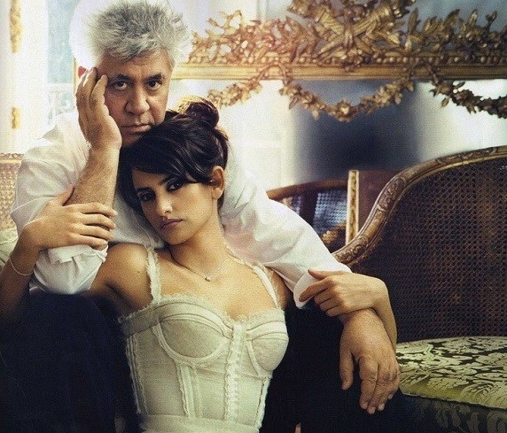 Đạo diễn Pedro Almodóvar bên cạnh nàng thơ Penélope Cruz. Ông sẽ đảm nhận vai trò trưởng ban giám khảo của Liên hoan phim Cannes 2017. Ảnh: Vanity Fair.