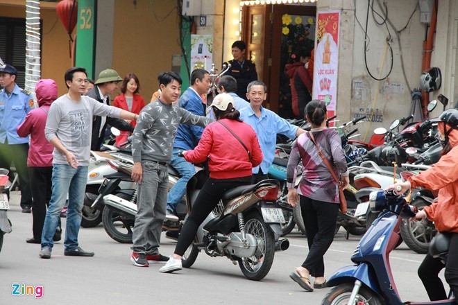 Những bãi xe này sẵn sàng ra tận giữa lòng đường để chèo kéo khách. 