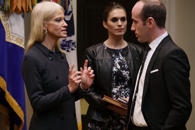 Kellyanne Conway (trái) cố vấn cho Tổng thống Trump cùng với Hope Hicks, giám đốc truyền thông chiến lược và Stephen Miller, cố vấn cao cấp cho chính sách tại Nhà Trắng vào tháng 1. Ảnh: Getty.