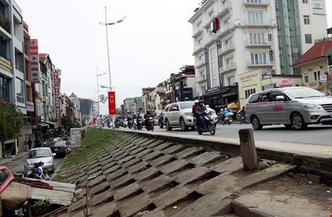 Đoạn đê sông Hồng thuộc đường Nghi Tàm được đề nghị hạ độ cao tương ứng với đường dân sinh hai bên để mở rộng đường giao thông.