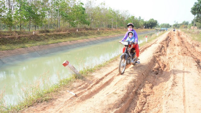 Tuyến đường hành lang lộ giới kênh TN1, đoạn xảy ra tai nạn đã hư hỏng nặng 