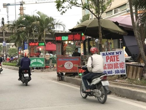 Bánh mỳ doner kebab phát triển rầm rộ trên vỉa hè. 