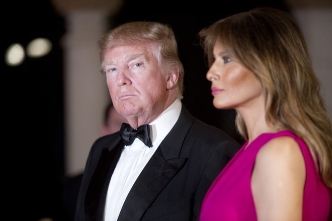 Tổng thống Donald Trump và phu nhân Melania đến dự tiệc khiêu vũ thường niên của Hội Chữ thập đỏ tại Câu lạc bộ Mar-a-Lago, Palm Beach, Florida. Ảnh: Daily News.