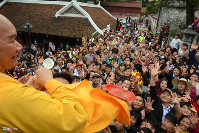 Sư thầy Thích Đạo Trụ tự ý tung lộc trong lễ khai hội chùa Hương 2017.