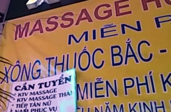 Biển quảng cáo của địa điểm massage của bà Sol. 