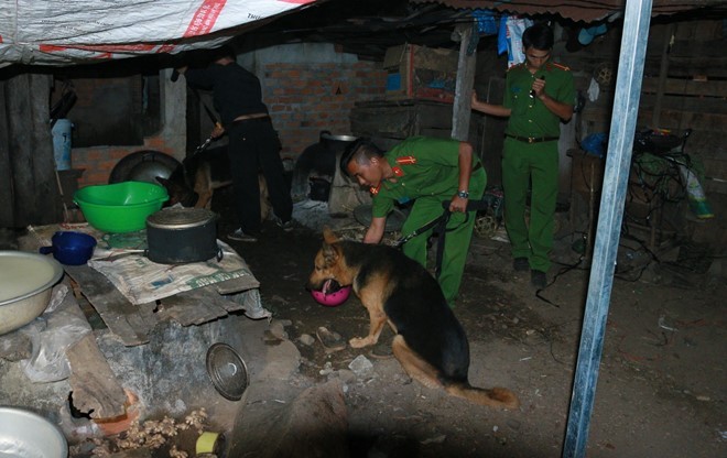 Cơ quan chức năng dùng chó nghiệp vụ để tìm vật dụng của nạn nhân tại nhà Kỳ. 