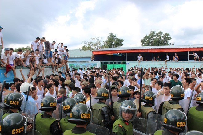 Học viên Trung tâm cai nghiện tràn ra sân gây náo động ngày 7/11/2016. 